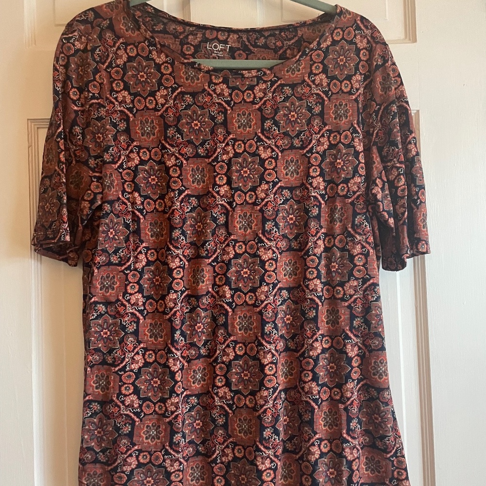 Loft tee in colors of navy and coral, size L